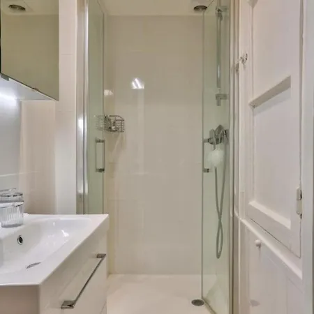Appartement Very Large Nest 2 Steps From Montmartre Parijs