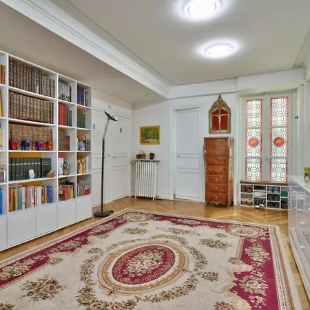 Very Large Nest 2 Steps From Montmartre * Parijs